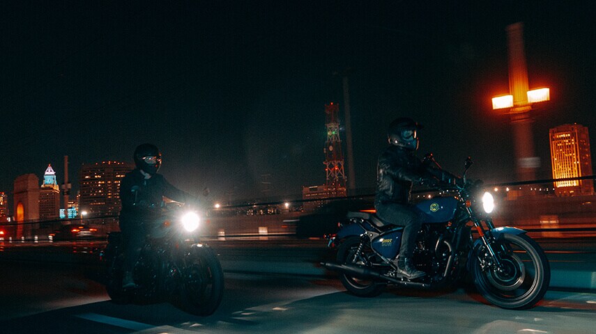 Immagine del giro notturno in motocicletta Royal Enfield Shotgun 650