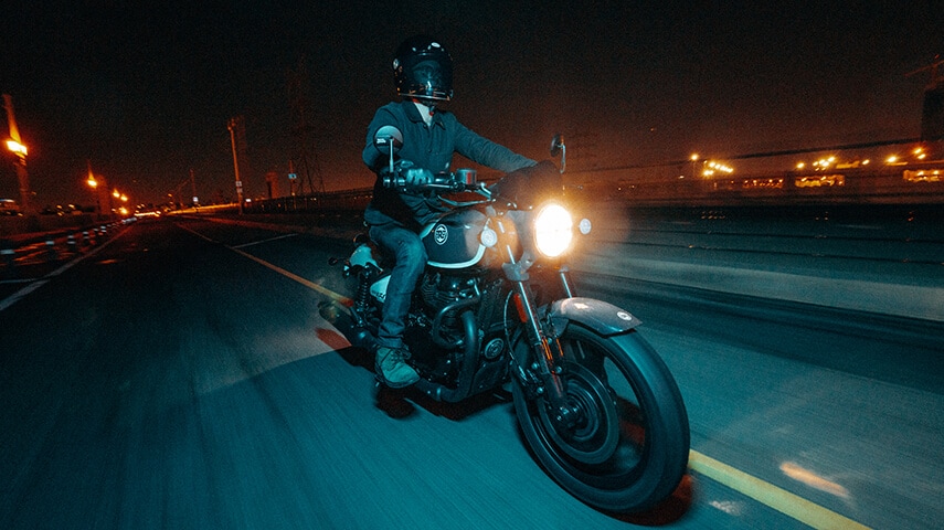 Cavalcare una motocicletta Royal Enfield Shotgun 650 di notte