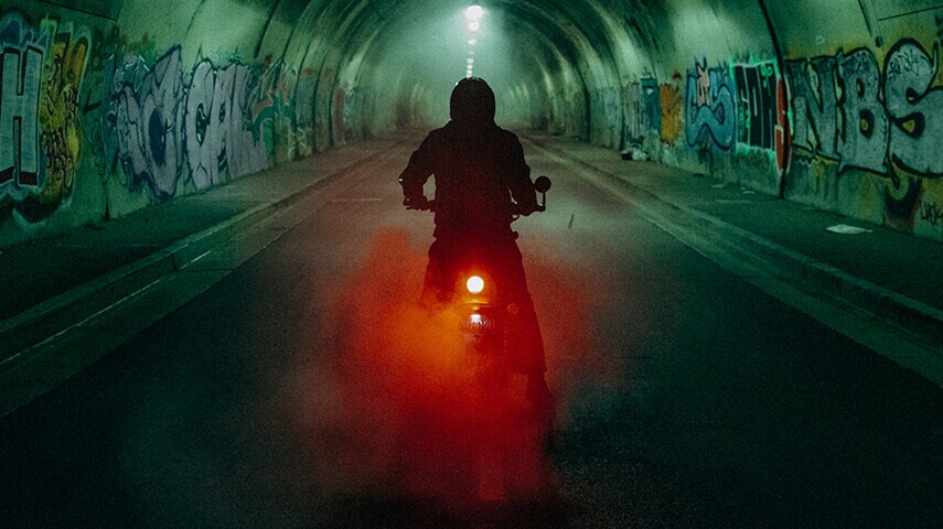 Guidare una motocicletta Royal Enfield Shotgun 650 in un tunnel