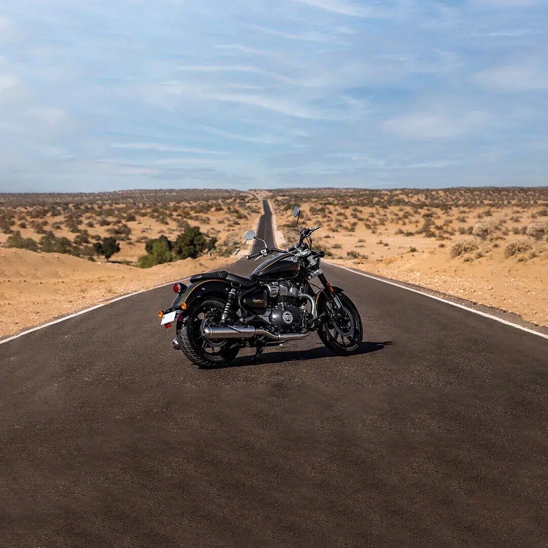 Cruiser Royal Enfield Super Meteor 650 Motorcycle in Astral Black