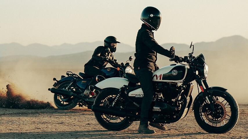 Moto équitation en Montagne Sur une Royal Enfield Shotgun 650